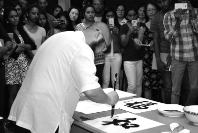 毛里求斯中國文化中心舉辦的“海上絲路——中國當代青年優(yōu)秀藝術(shù)作品展”上，藝術(shù)家吳大愷在現(xiàn)場表演中國書法。