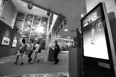  2015年11月7日，新加坡中國文化中心揭牌。當日，當?shù)赜^眾走進中心參觀。 本報記者 陳 曦 攝