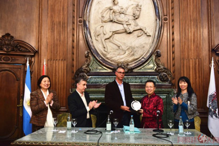 Javier Andrade議員將獎牌頒發(fā)給鐘清。(阿根廷華人網(wǎng)/柳軍 攝)