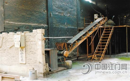 江門水泥廠廠區(qū)寂寥無人，但處處是人們生產(chǎn)活動(dòng)留下的印跡。