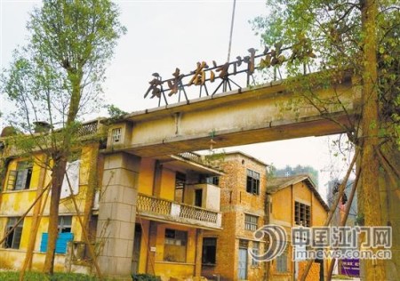 “廣東省江門船廠”的招牌靜靜佇立，只有斑斑鐵銹告訴我們，那一段歲月已經(jīng)逝去。