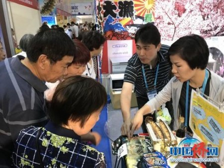 日本館食品展位吸引不少觀展者購買。鄭松波 攝