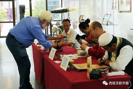 四位民間工藝大師展示皮烙畫、銀銅器、土族盤繡、皮影雕刻的制作過程