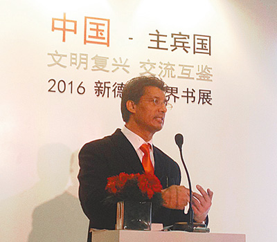 印度漢學(xué)家狄伯杰在印度新德里世界書展上。 　　中譯出版社供圖