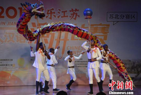 徐州工程學院留學生選手現(xiàn)場表演“舞龍”助興?！≈熘靖?攝