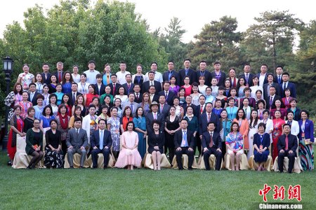 5月26日，2017年文化中國·華星藝術(shù)團團長年會閉幕式暨高級研修班結(jié)業(yè)式在北京召開。國務(wù)院僑辦主任裘援平出席活動并做主題發(fā)言。 <a target='_blank' >中新社</a>記者 韓海丹 攝