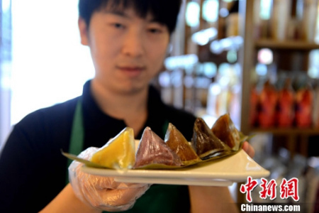 資料圖：特色“冰粽子”受青睞。<a target='_blank' >中新社</a>發(fā) 王東明 攝