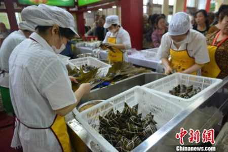 資料圖：成都粽子文化節(jié)上演傳統(tǒng)文化民俗秀，現(xiàn)場(chǎng)包粽子。張浪 攝