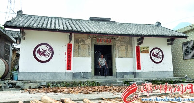 藍(lán)氏宗祠篤慶堂墻上印著鳳凰圖騰，是畬族特有的文化標(biāo)識(shí)。