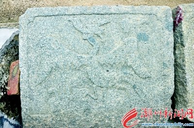 古老的石板上雕刻著鳳凰圖騰，是畬族傳統(tǒng)文化的見(jiàn)證。