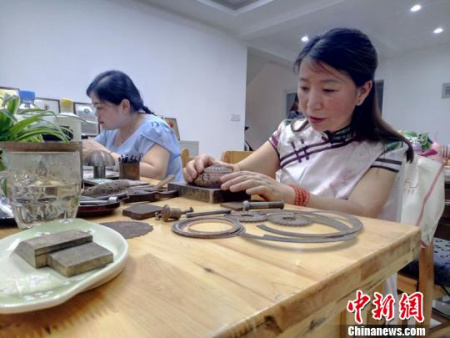作為成都銀花絲非遺傳承人，道安在自己制作之余，也對學(xué)員進行教學(xué)。　王鵬 攝