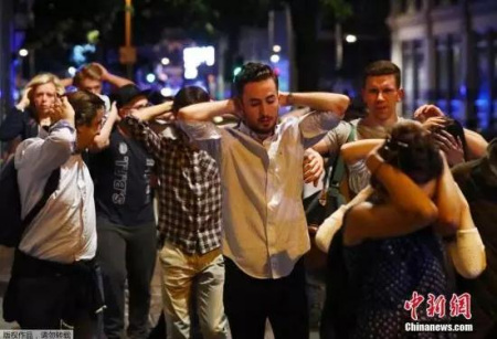 橋上及周邊區(qū)域的民眾舉手排隊接受警方的檢查 橋上及周邊區(qū)域的民眾舉手排隊接受警方的檢查