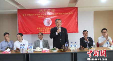 圖為賈益民發(fā)表熱情洋溢的講話?！×钟纻?攝