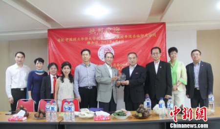 6月4日下午，華僑大學(xué)校長賈益民率團(tuán)訪問印尼，與該校印尼雅加達(dá)校友們交流歡聚，傳遞學(xué)校的好消息。林永傳 攝