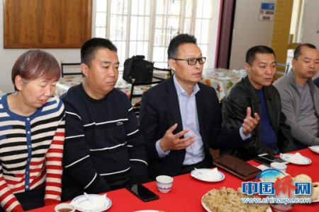全非洲中國和平統(tǒng)一促進(jìn)會(huì)會(huì)長李新鑄(中)代表華人社區(qū)慰問康寧安老院。　宋方燦 攝