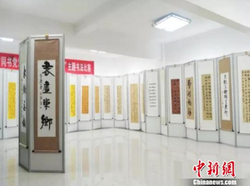 浙江常山書法特色村迎來“洋學(xué)生” 潑墨揮毫感受中國(guó)文化。常山宣傳部提供