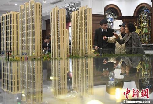 資料圖：置業(yè)顧問(wèn)為民眾推薦商品房戶型。 <a target='_blank' >中新社</a>記者 韋亮 攝