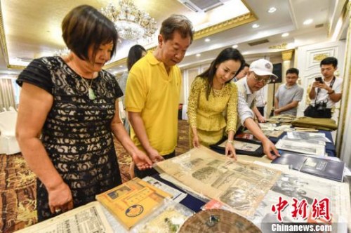 該批華僑史料包括《三藩市華僑商務表(1849至1949年)》、《中美周刊(1953年)》等 陳驥旻 攝