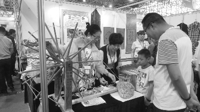 威縣土布紡織技藝的展示吸引了諸多群眾 威縣土布紡織技藝的展示吸引了諸多群眾