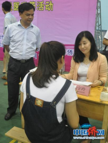 圖為廣西為僑服務(wù)法律顧問團(tuán)律師提供咨詢服務(wù)。林浩　攝
