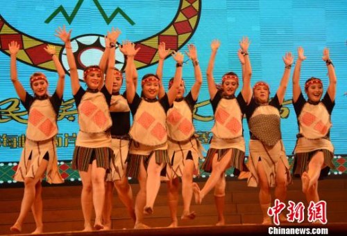 圖為臺(tái)灣宜蘭縣東岳社區(qū)—山野趣舞蹈團(tuán)?！埥鸫?攝