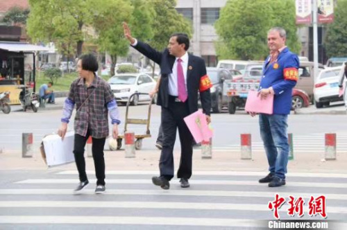 義烏外調(diào)委協(xié)助派出所開展治安巡查。外調(diào)委提供