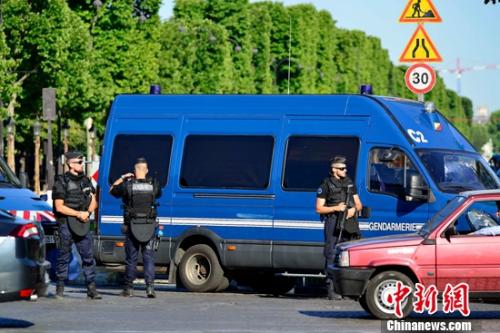 圖為警方封鎖香榭麗舍大道事發(fā)路段。龍劍武 攝