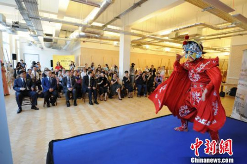中外嘉賓在欣賞遵義市的傳統(tǒng)特色表演“變臉”?！±羁?攝