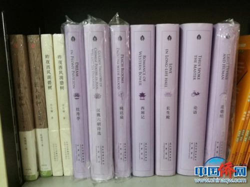 中華傳統(tǒng)文學(xué)名著成套出現(xiàn)在書架上。 