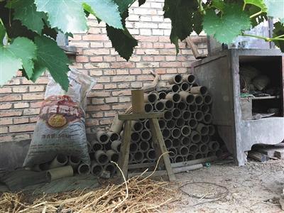 楊風(fēng)申制作煙花的火藥原料已被公安部門沒(méi)收，剩下做梨花瓶的紙筒堆在院子墻角。