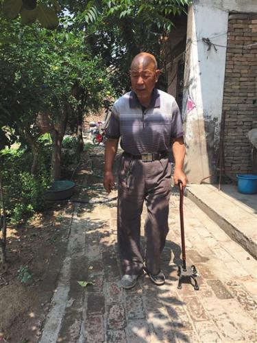 楊風(fēng)申身體不好，他不愛(ài)出門，每天在自家院子里拄著拐杖走幾圈。 A12-A13版圖片（除署名外）/新京報(bào)記者 宋超 攝