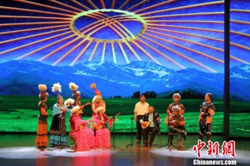 少數(shù)民族的演員們身著絢麗的傳統(tǒng)服飾，在敦煌市飛天劇院奉獻(xiàn)了一場(chǎng)精彩紛呈的“非遺”歌舞表演。徐雪　攝
