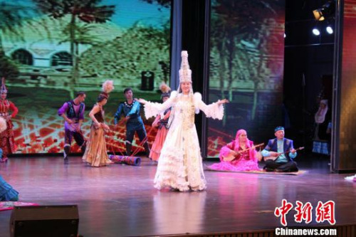 圖為哈薩克族的演員盛裝演出?！⌒煅?攝