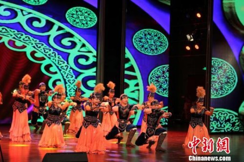 圖為哈薩克族演員演繹民族歌舞?！⌒煅?攝