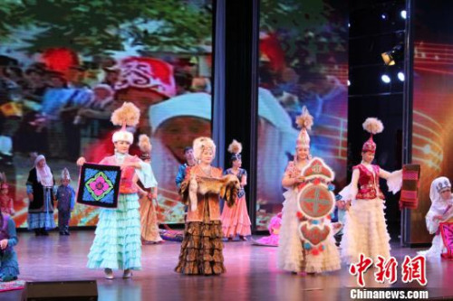 圖為哈薩克族的演員展示傳統(tǒng)手工刺繡?！⌒煅?攝