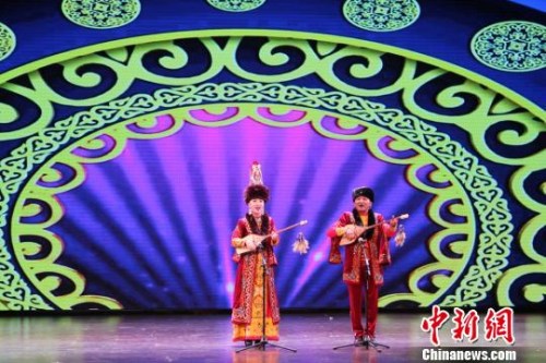 圖為哈薩克族演員演繹民族歌曲。　徐雪 攝