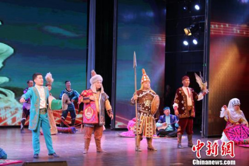 圖為哈薩克族的演員展示傳統(tǒng)服飾。　徐雪 攝