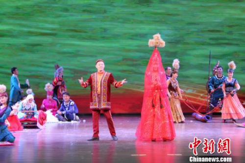 圖為哈薩克族的演員展示傳統(tǒng)服飾?！⌒煅?攝