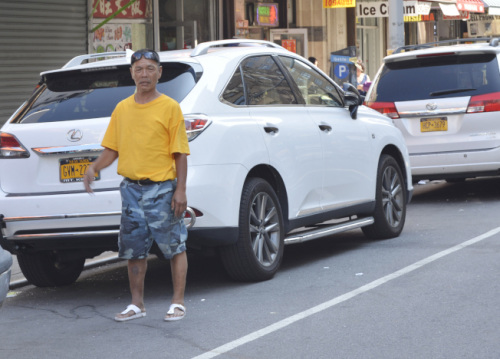 華埠游民眾多，給商家?guī)砝_。(美國《世界日報》／俞姝含 攝)