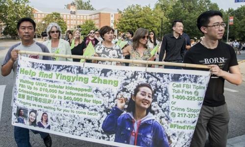 當(dāng)?shù)貢r(shí)間6月29日，美國(guó)伊利諾伊州，章瑩穎家人和朋友在為章瑩穎舉辦的祈禱集會(huì)上。 圖片來(lái)源：美聯(lián)社