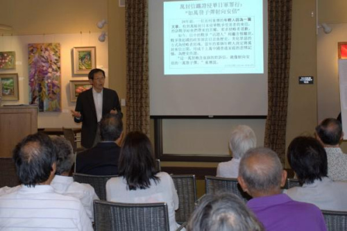 柴大定：80歲，博士，曾擔(dān)任美國(guó)新澤西州含德市市長(zhǎng) 圖中柴大定正在美國(guó)圣地亞哥史維會(huì)演講“10000個(gè)正義的呼聲——童增書(shū)簡(jiǎn)”