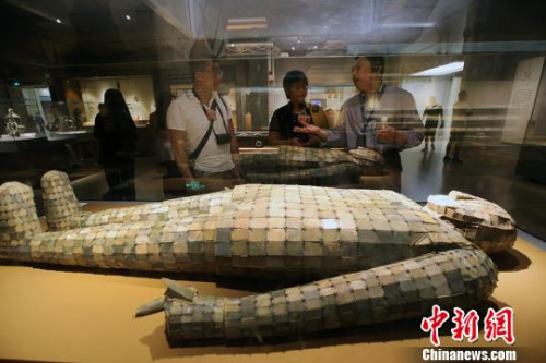 華裔杰出青年參觀展出的文物?！°蟛?攝