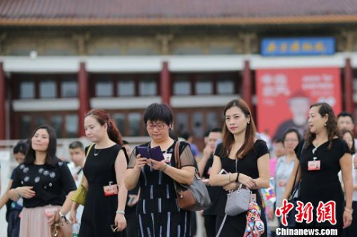 華裔杰出青年走進南京博物院?！°蟛?攝