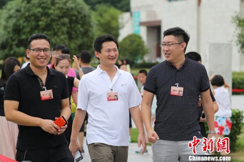 華裔杰出青年相互交談?！°蟛?攝