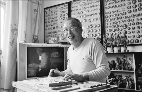 圖為翟孟義和他的作品。 省非遺保護(hù)中心提供