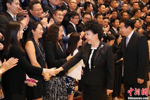 圖為國(guó)務(wù)院僑辦主任裘援平與代表握手。<a target='_blank' >中新社</a>記者 韓海丹 攝