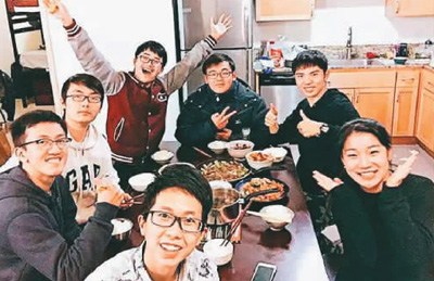 感恩節(jié)假期，王子銘(右三)和一同游學(xué)的伙伴兒們，在租借的房子里一起做飯。