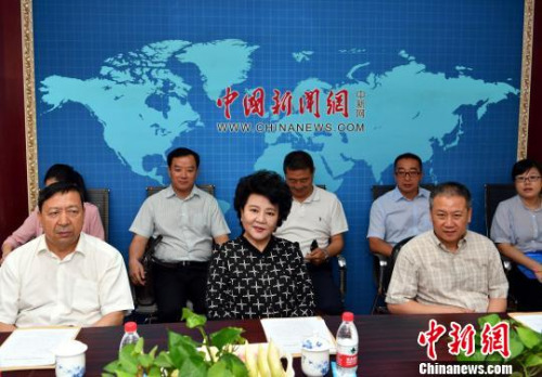 國務(wù)院僑辦主任裘援平(中)到<a target='_blank' >中新社</a>新疆分社調(diào)研。 劉新 攝