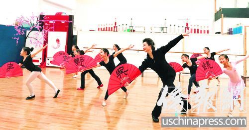董嵐在舞蹈教學(xué)中。(美國(guó)《僑報(bào)》/于麗娜 攝)