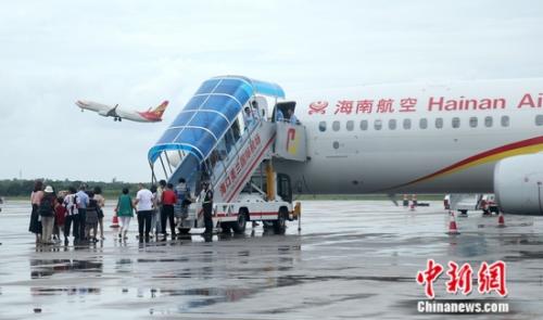 海南航空HU485從海口至馬尼拉航班，19日晚19:45飛抵菲律賓首都馬尼拉尼諾·阿基諾國際機(jī)場，實(shí)現(xiàn)了海南航空?？谥榴R尼拉航線的首航。 海南省外僑辦供圖